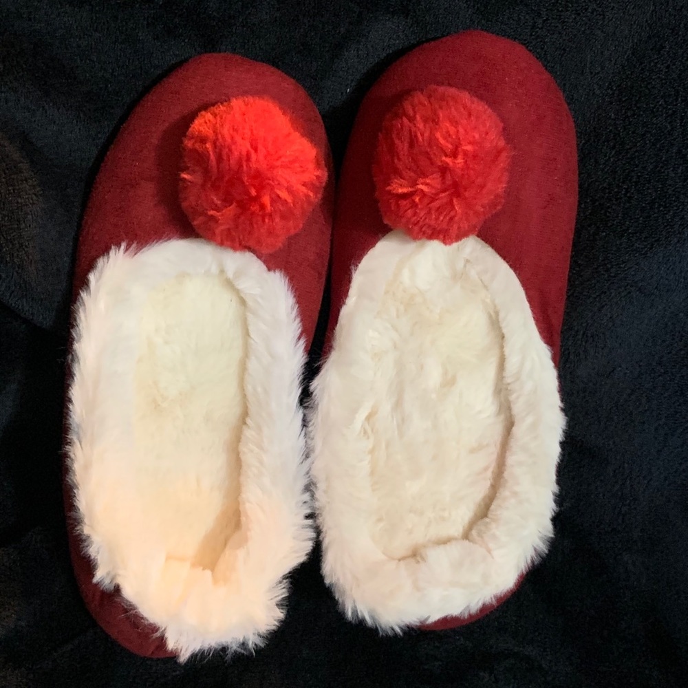 Pom Pom slippers🎄